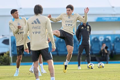 Nahuel Molina Lucero, Rodrigo De Paul y Julián Álvarez no están afectados por el mal de ausencias: serían titulares este jueves contra Chile en Santiago.