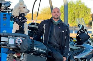 Es adiestrador canino y se volvió viral en redes por pasear a su perro en moto