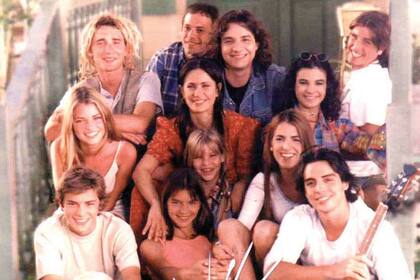 Nahuel Mutti, arriba a la izquierda, junto a todo el elenco de Verano del 98: Nancy Dupláa, Tomás Fonzi, Agustina Cherri, Marcela Kloosterboer y Celeste Cid, entre otros