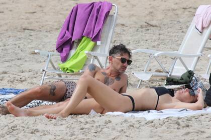 Nahuel Mutti y Catarina Spinetta, una pareja feliz al sol