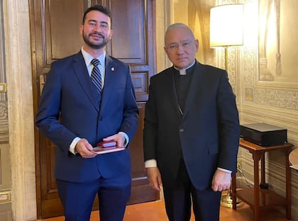 Nahuel Sotelo, en el Vaticano, con el arzobispo venezolano Edgar Peña Parra, el número tres del Papa.