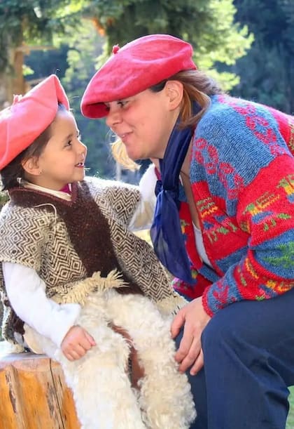 Naiara Moreno y su hija menor, Juanita Lagos.
