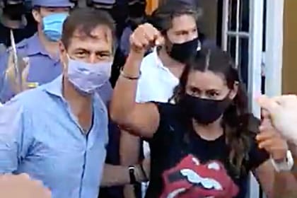 Luis Naidenoff junto a Celeste Ruiz Díaz, unas de las concejales detenidas por protestar