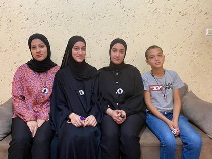 Naila, junto a sus dos hermanas gemelas, Lilian y Mina, y su hermano Mohamed