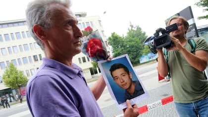 Naim sostiene la foto de su hijo Dijamant, que ayer murió por los disparos del tirador de Múnich