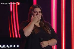 Naiquen Galizo, de 32 años, conmovió a los coaches con su talento y compartió su dura historia personal.