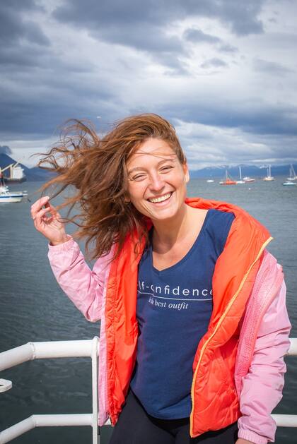 Nair Salome, 27 años. Nació y vive en Ushuaia. “Quería representar esto de sentirse libre, no tan estructurada como las mujeres que vemos y creemos que tenemos que ser. No soy de arreglarme y quería darles la confianza a las mujeres de que somos como somos. No hace falta el maquillaje para ser una m