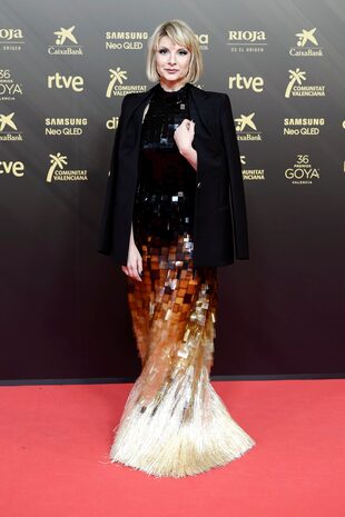 Najwa Nimri lució uno de los modelos más originales de la noche.
Vestida Freddy Alonso, deslumbró con su eleccion: un diseño con
paillettes de Givenchy.