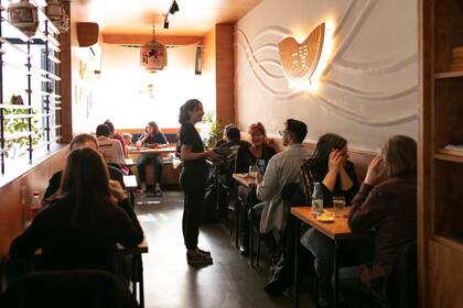 Nakama recibe en un salón distendido.