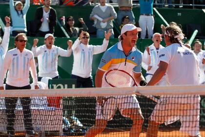 El festejo de Zeballos y David Nalbandian al vencer a los franceses Llodra y Benneteau, en la Copa Davis 2013: el marplatense lo eligió como uno de sus mejores partidos