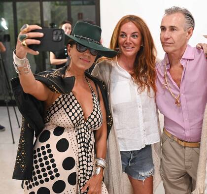 Naná Gallardo, Mariana Villafañe y el artista plástico Grillo Demo en la presentación de la serie de Carmelo Arden Quin en la galería Walden Naturae. En la exhibición se estableció un diálogo con la materia situado entre el rigor y la experiencia lúdica. Un momento de juego pensado por el artista plástico y poeta donde la creación logra captar fragmentos de misterio.