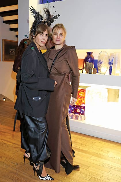 Naná Gallardo posa junto a la arquitecta y diseñadora de moda Min Agostini