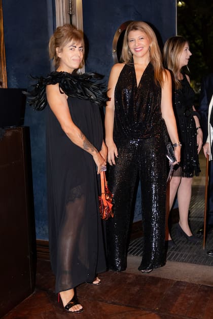 Naná Gallardo, viuda del renombrado artista plástico, Rogelio Polesello, y su amiga, la galerista, Mariana Mancini.