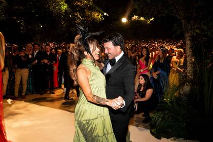 Naná Gallardo y Saiach bailan el vals.