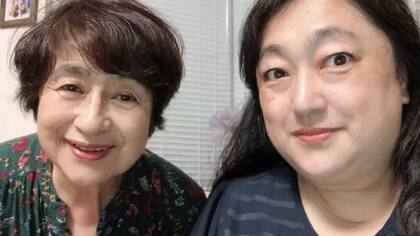 Nana Watarai (a la derecha) dice que la igualdad en Japón ha mejorado en comparación con la época en la que su madre (a la izquierda) trabajaba en una oficina