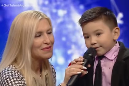 Nancy acompañó a su hijo en el escenario tras su presentación en Got Talent (Foto: Captura Telefe)
