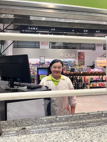 Nancy Acosta en su puesto de trabajo en la farmacia
(Foto: Aldana Rizzuto)