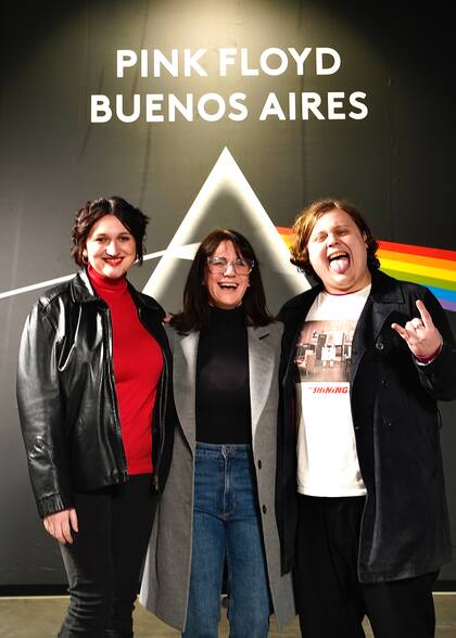 Nancy Dupláa eligió la inauguración de la experiencia interactiva The Pink Floyd Exhibition, que tuvo lugar en el pabellón Frers de La Rural, para combinar rock y familia. Hasta allí fue con su hijo, Luca Martin, y su nuera, Eugenia Aiello. El panelista de Desayuno americano se mostró feliz con las dos mujeres más importantes de su vida, y la actriz no se quedó atrás: posó cómplice en el medio de ellos dos