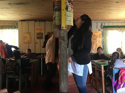 Nancy García (izq.) explica las partes de un cuento a sus alumnos de 2º y 3º; mientras Yamila Suárez (der.), repasa las tablas con los de 4º, y sumas y restas con los de 1º