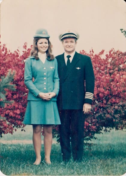 Nancy Gillespie, exazafata y actual directora del boletín Jet Wings, con su padre, el capitàn William Kliefoth, que comenzó su carrera volando en un Boeing Stratocruiser, en 1951, y la finalizó en un Boeing 747, en 1983