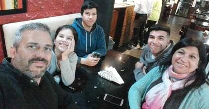 Nancy, Juan, Joaquín, Juan Gabriel y Macarena pasando un lindo momento en familia.