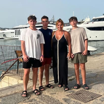 Nancy Pazos con sus hijos en Turquí durante sus vacaciones en 2024; De izquierda a derecha: Teo, Nicanor y Tonio