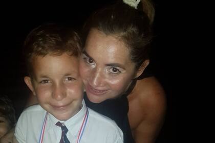 Nancy Pazos junto a su hijo Nicanor