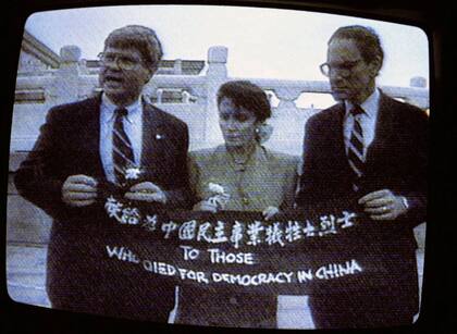 Nancy Pelosi, durante su visita a la plaza Tiananmen, en China, en 1991