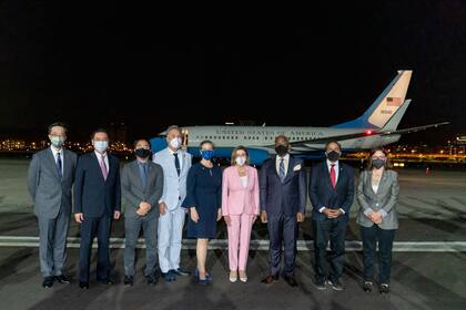 Nancy Pelosi, en su llegada al aeropuerto en Taipei. (AFP)