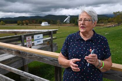 Nancy Showalter, una turista de Indiana, habla mientras visitaba el Observatorio Green Bank en Green Bank, West Virginia