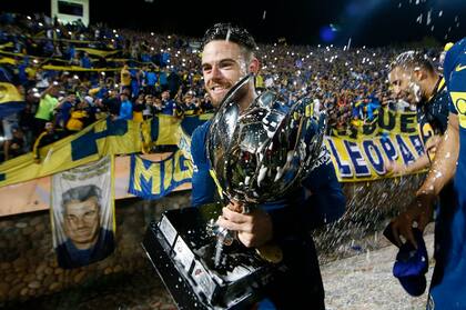 Nandez con la Supercopa Argentina en Mendoza; en la imagen se puede ver la chapa de River campeón de 2018