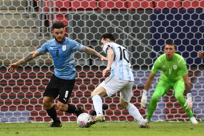 Nández está disputando la Copa América con Uruguay; aquí, disputa el balón con Lionel Messi