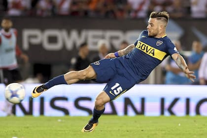 La volea de Nandez se convertirá en el 2 a 1 de Boca sobre River, en el Monumental