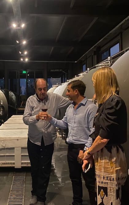 Nando junto a su esposa Veronique y Aldo probando Viejo Seler 2023 desde la barrica