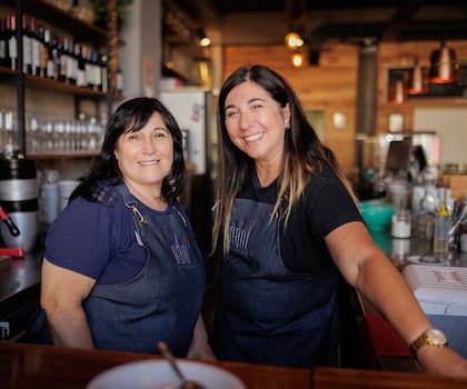 Naní es el restaurante de Natalia Demirdjian, hija y nieta de mujeres armenias. De ellas aprendió los secretos de esta cocina ancestral. El nombre de su restaurante significa “madre” en un dialecto armenio y es un homenaje a todas aquellas que, con amor y respeto por las tradiciones culinarias, transmiten su legado generación tras generación.