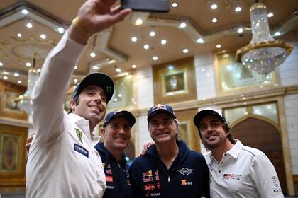 Nani Roma, Stéphane Peterhansel, Carlos Sainz y Fernando Alonso: tres españoles y un francés que animarán el primer Dakar en suelo asiático.