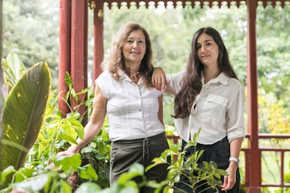 Nanny Núñez y su hija Lucía reciben a los huéspedes en la galería de la estancia.