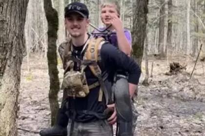Nante tras ser encontrado después de dos días perdido en un bosque de Michigan.