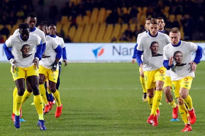 Nantes hace la entrada en calor en el campo de juego con remeras de Emiliano Sala