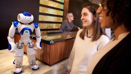 Nao, otro androide de Softbank, también se utiliza como una plataforma robótica para atención al cliente en la recepción de un hotel