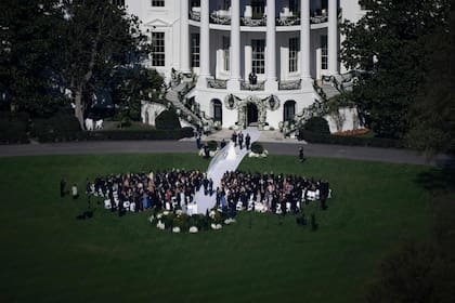 Naomi Biden y Peter Neal caminan hacia la Casa Blanca tras la ceremonia de casamiento en el Jardín Sur de la mansión presidencial