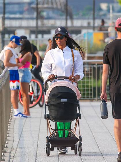 Naomi Campbell da un paseo en Nueva York con su hija