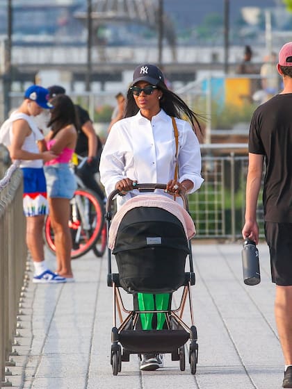 Naomi Campbell, en un paseo en Nueva York con su hija; la familia acaba de agrandarse con la llegada de su segundo hijo