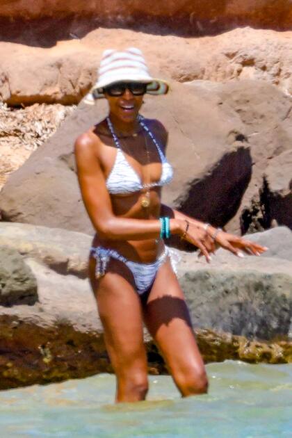 A los 54 años, Naomi Campbell mostró su espectacular figura en las playas de Cerdeña. La supermodelo, quien brilló en la década del 90 y se convirtió en una de las más importantes referentes de la industria de la moda, eligió el mar Mediterráneo para disfrutar de unos días de descanso