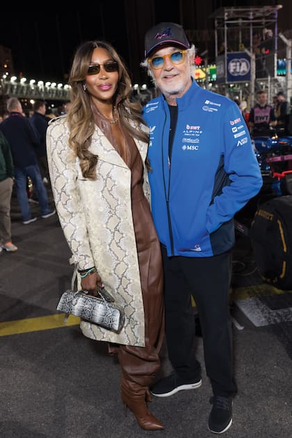 Naomi Campbell, que lució un jumpsuit de cuero de Zimmermann y
tapado de estampado de serpiente de la colección primavera-verano 2026
de Elie Saab, posa con Flavio Briatore. La supermodelo y el actual asesor
ejecutivo de Alpine estuvieron comprometidos a principios de los 2000