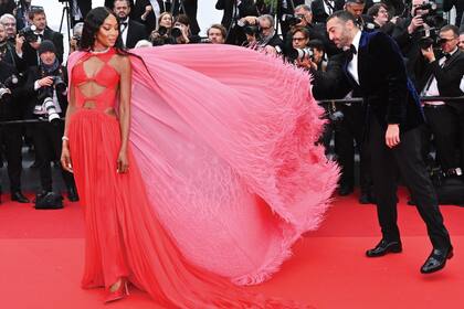 Naomi Campbell se sumó a la tendencia del cut out frontal con este Valentino que acompañó con una espectacular capa bordada de plumas y joyas Chopard.