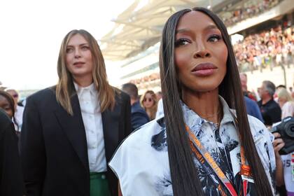 Naomi Campbell, seguida por Maria Scharapova, se dirigen a sus ubicaciones.