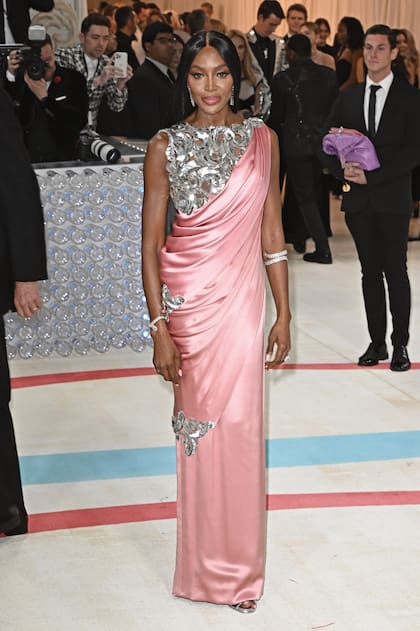 Naomi Campbell también apostó por el rosa con un vestido Chanel Haute Couture primavera-verano 2010 inspirado en un sari, prenda tradicional de India.