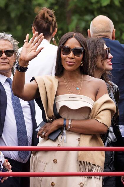 Naomi Campbell también se sumó a la multitud para honrar a la Reina.