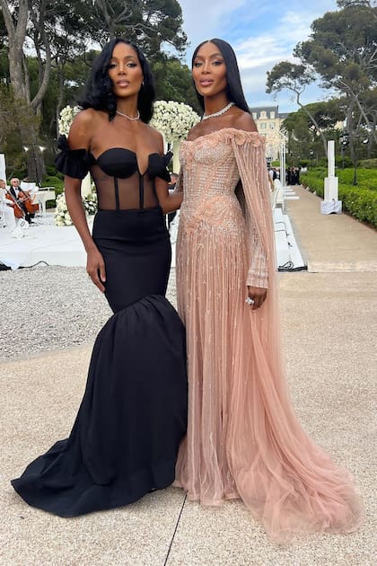 Naomi con la modelo Airess Padda, quien llevó un sensualísimo vestido de Isaac Lawrence.